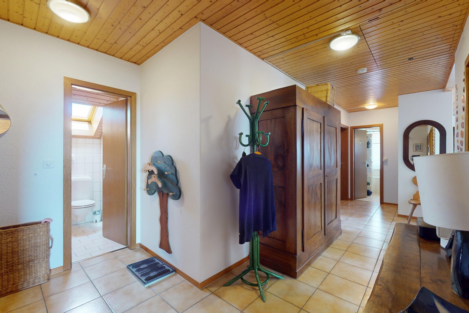 halle / korridor mit fliesenboden, tile floor, inside property, gipskartonwand, und drywall
