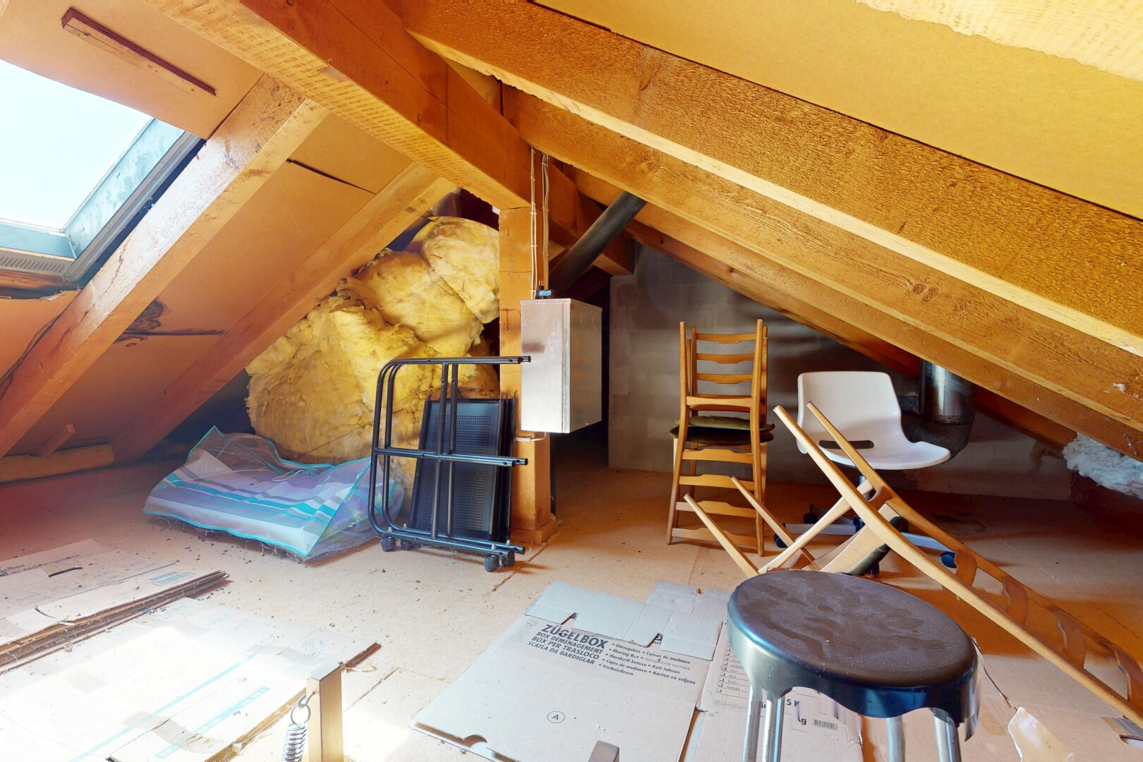 fitnessstudio mit dachschräge, vaulted ceiling, niedrige decke, low ceiling, und inside property