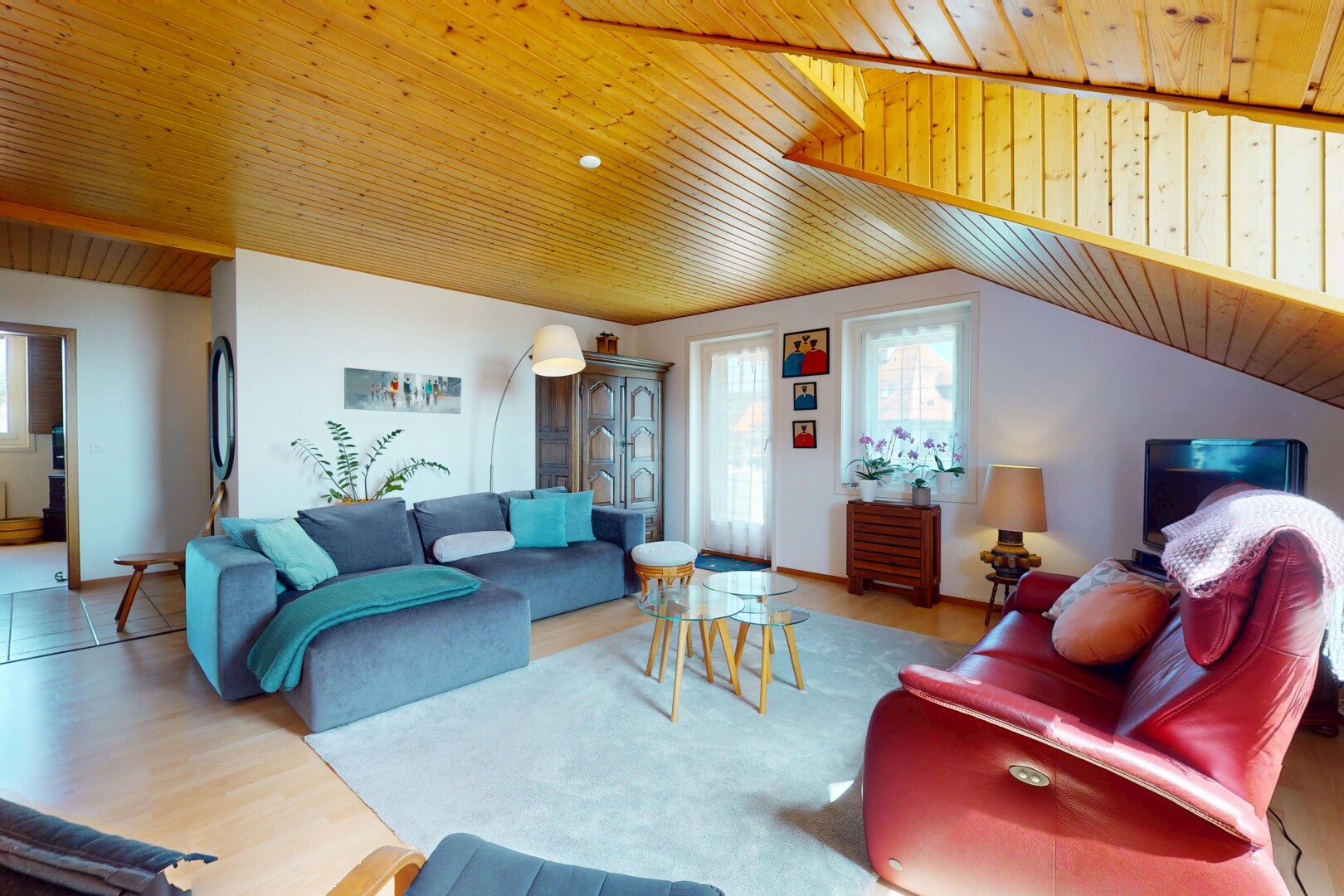 wohnzimmer mit holzdecke, wood ceiling, natürliches licht, natural light, und inside property