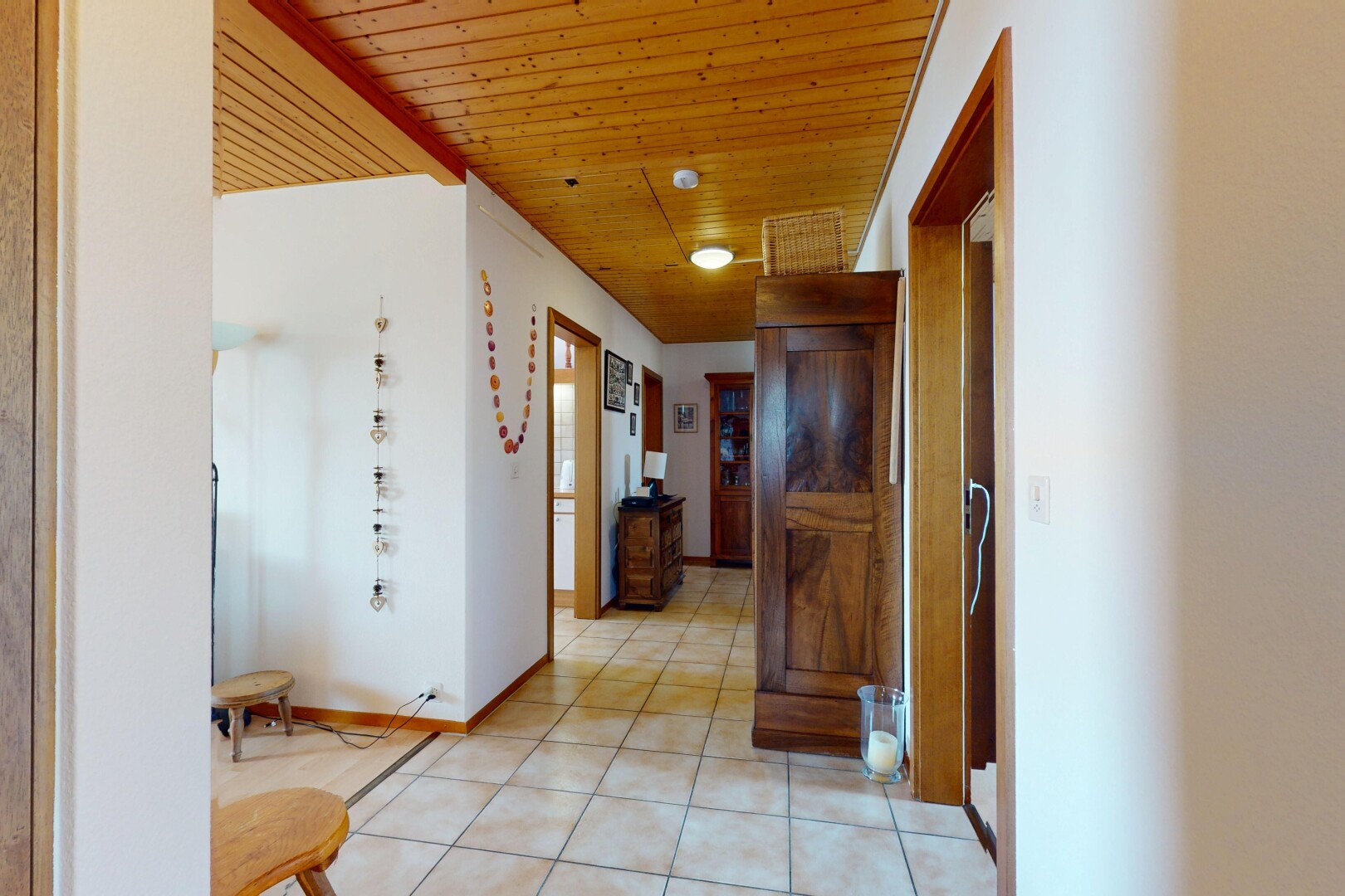 halle / korridor mit wood ceiling, holzdecke, inside property, drywall, und gipskartonwand