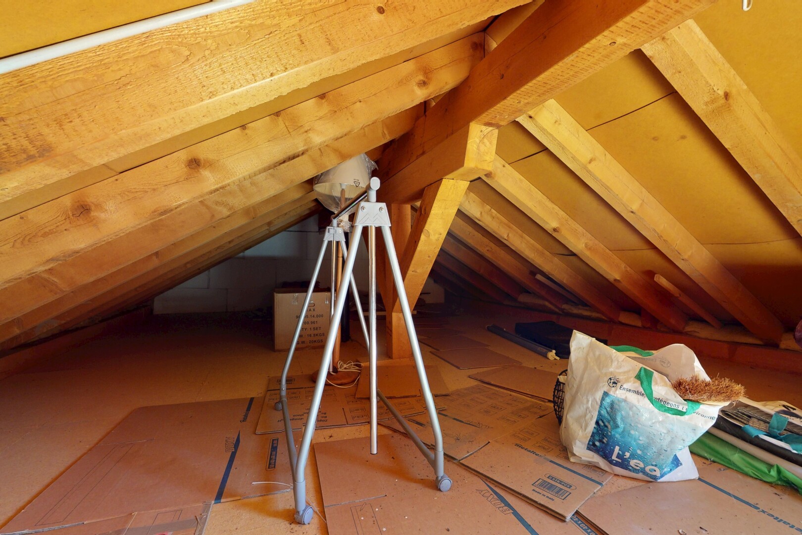 innenraum mit low ceiling, niedrige decke, vaulted ceiling, dachschräge, und inside property