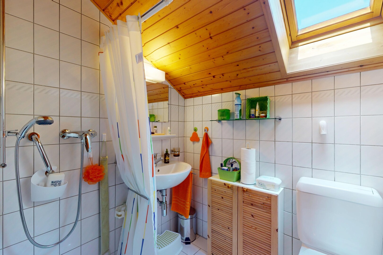 bad mit inside property, fliesenwand, tile wall, dachfenster, und holzdecke