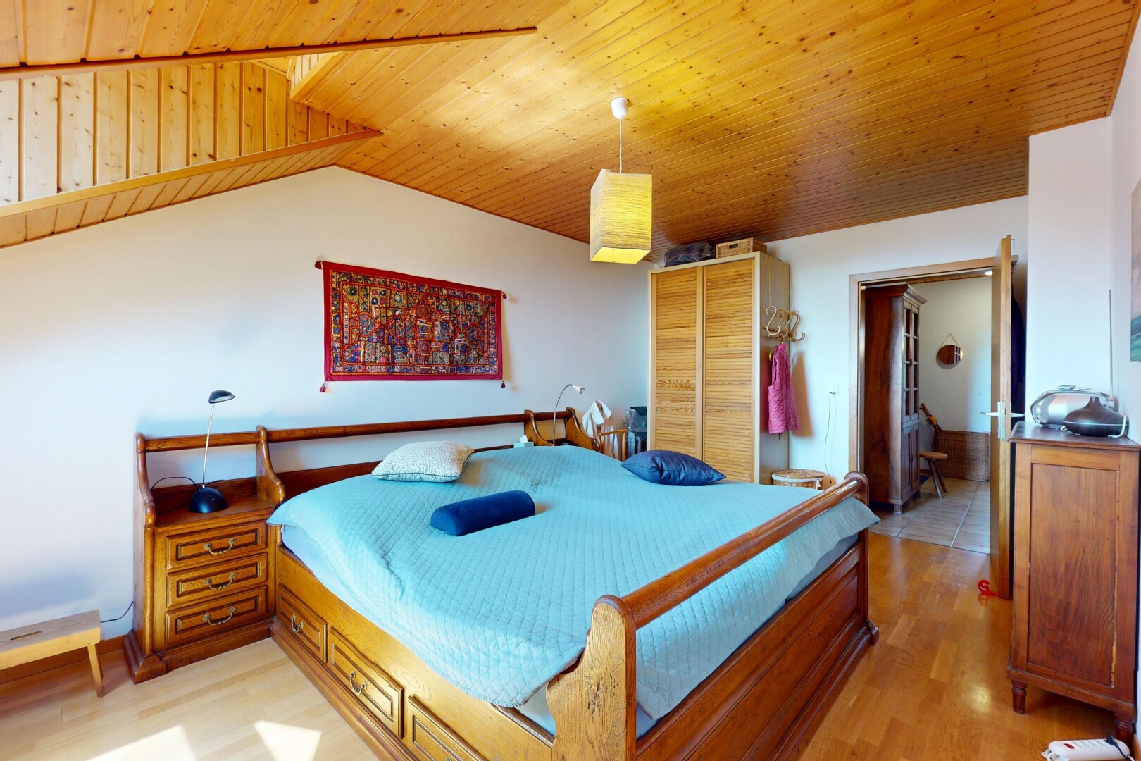 zimmer / schlafzimmer mit holzdecke, wood ceiling, gipskartonwand, drywall, und inside property
