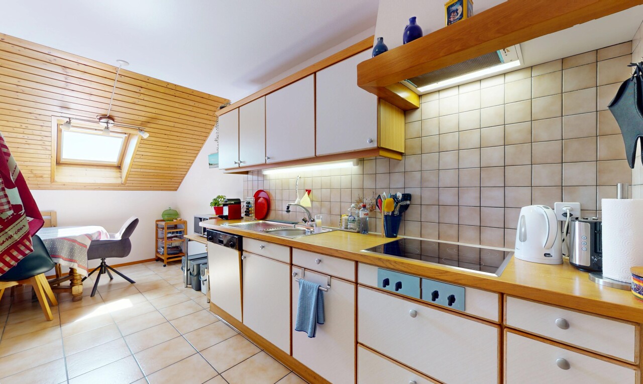 küche mit geschirrspülmaschine, inside property, herd, tile floor, und fliesenboden