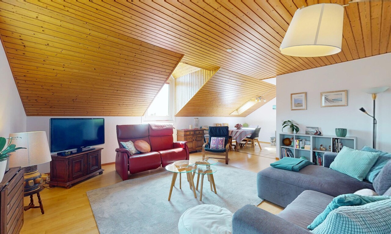wohn- / esszimmer mit fernseher, zusätzliches zimmer, holzdecke, wood ceiling, und dachschräge