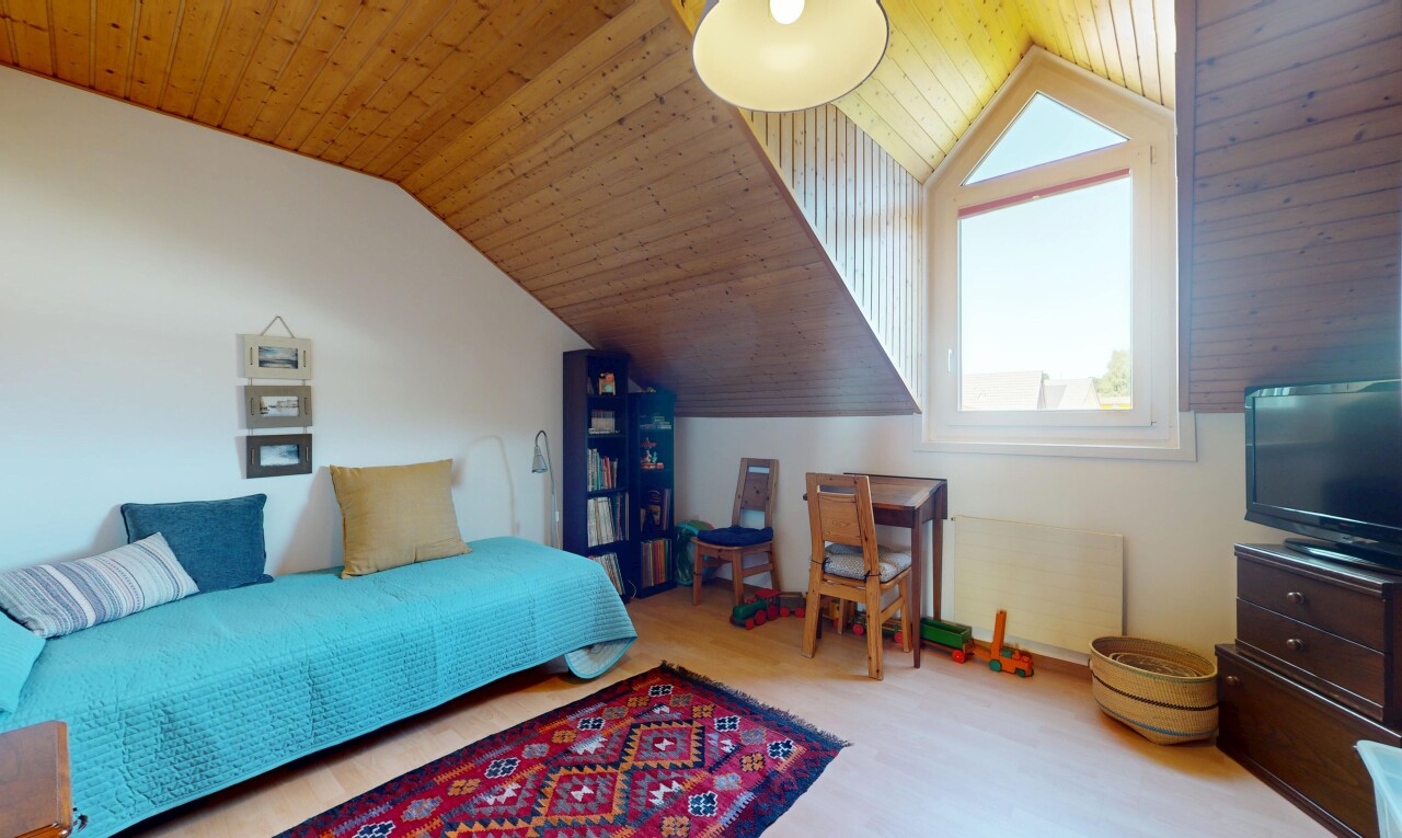 zimmer / schlafzimmer mit fernseher, natürliches licht, natural light, dachschräge, und vaulted ceiling