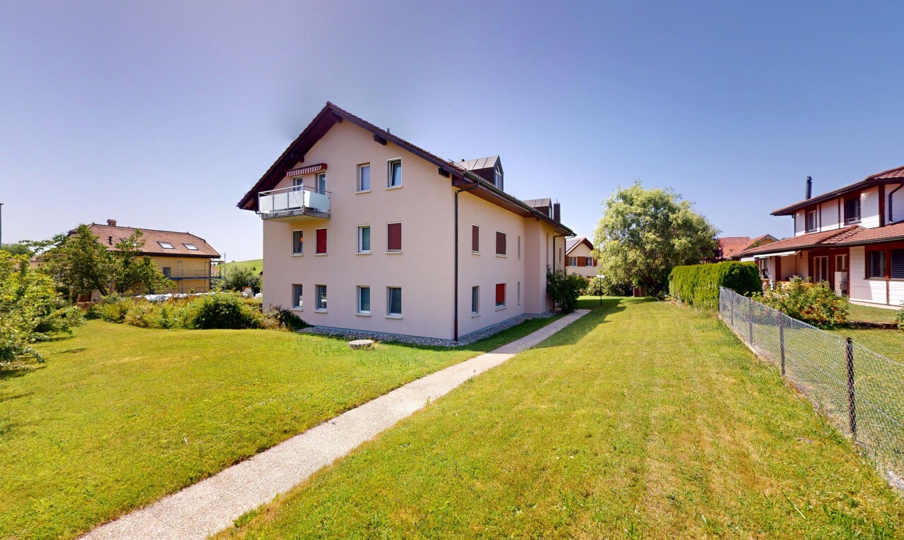 außenansicht mit zaun, rasen, stuckverkleidung, day time, und property visible