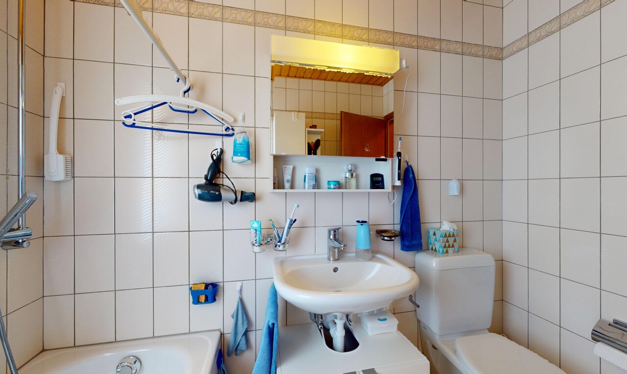 bad mit fliesenwand, tile wall, toilette, inside property, und bad