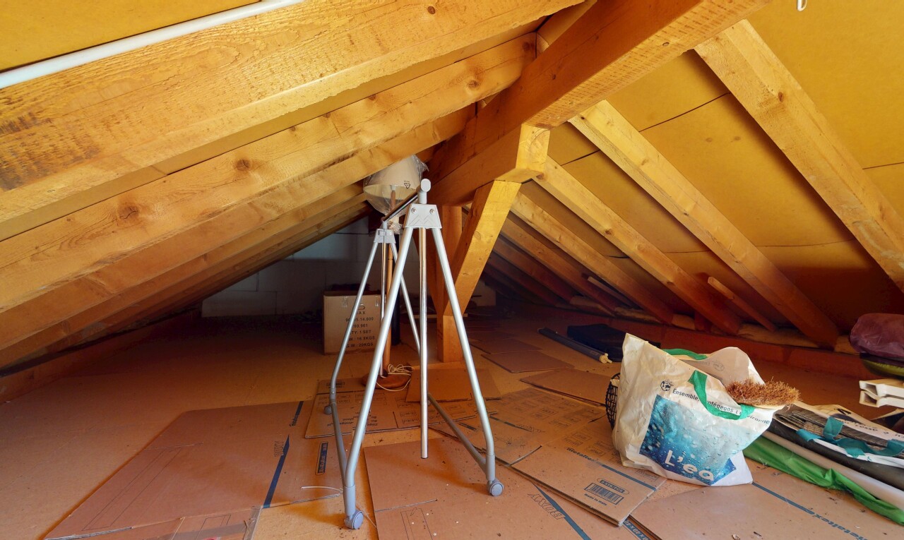 innenraum mit low ceiling, niedrige decke, vaulted ceiling, dachschräge, und inside property