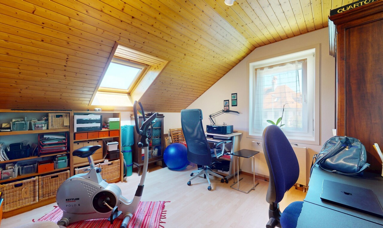 büro mit zusätzliches zimmer, vaulted ceiling, dachschräge, inside property, und low ceiling