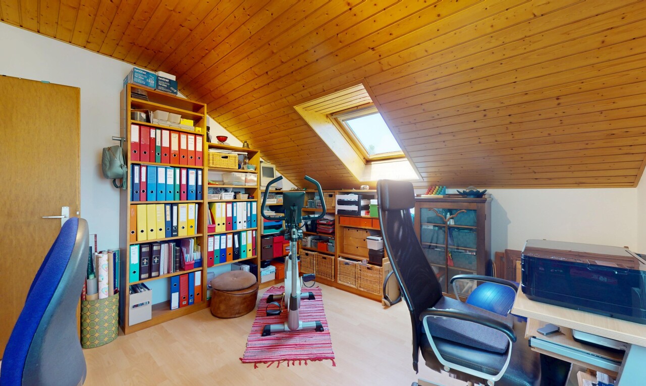 büro mit zusätzliches zimmer, inside property, dachfenster, holzdecke, und wood ceiling