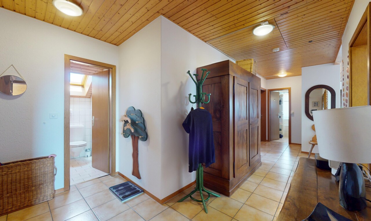 halle / korridor mit fliesenboden, tile floor, inside property, gipskartonwand, und drywall