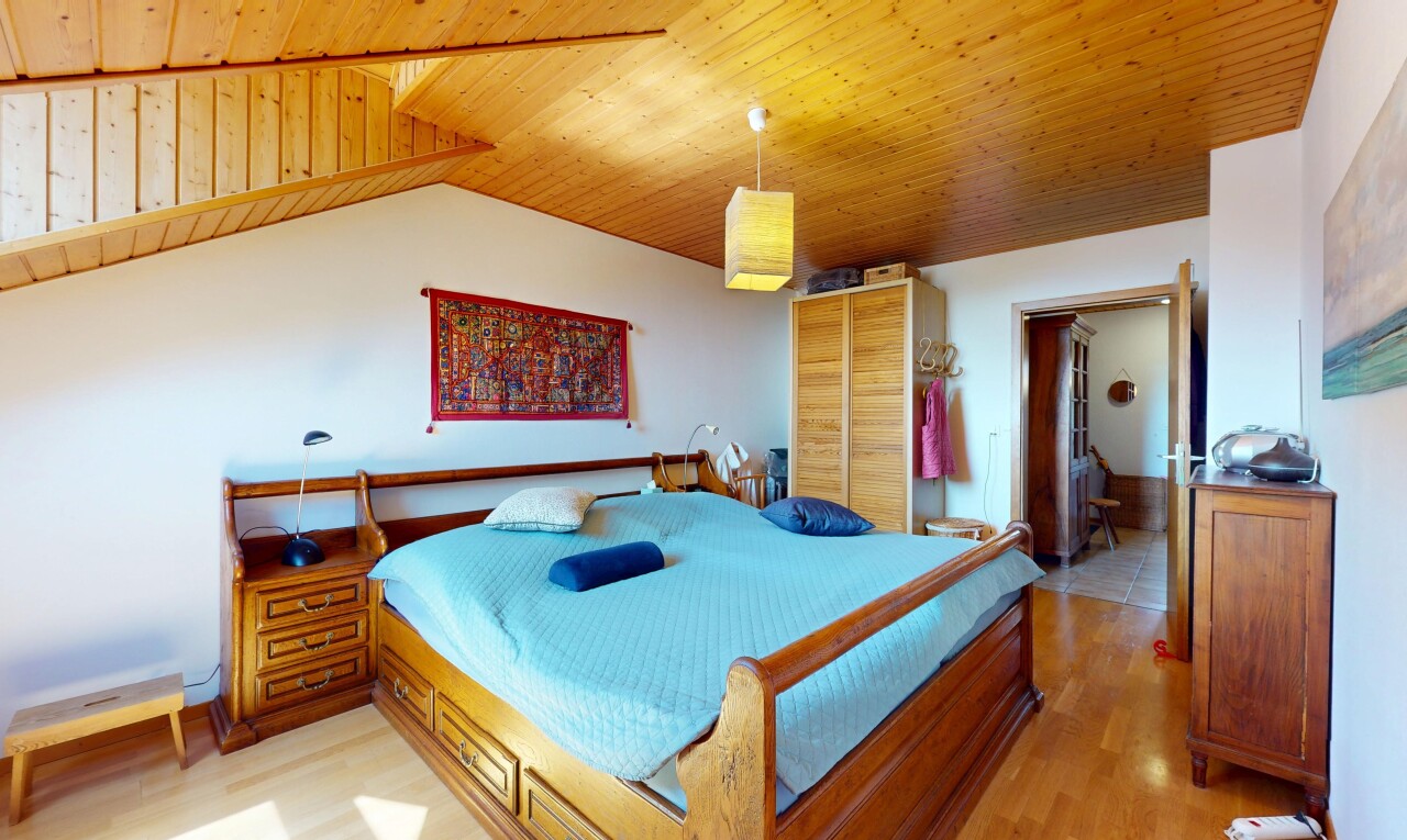 zimmer / schlafzimmer mit holzdecke, wood ceiling, gipskartonwand, drywall, und inside property