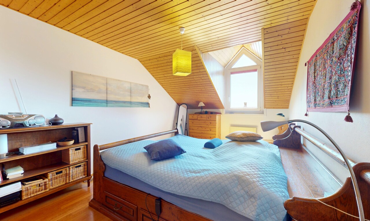 zimmer / schlafzimmer mit natural light, natürliches licht, wood finish floor, holzfußboden, und inside property