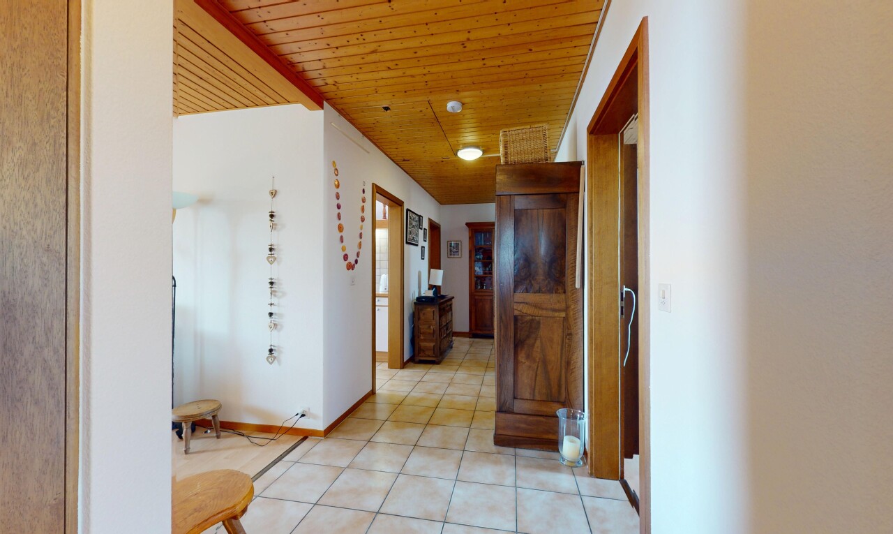 halle / korridor mit wood ceiling, holzdecke, inside property, drywall, und gipskartonwand