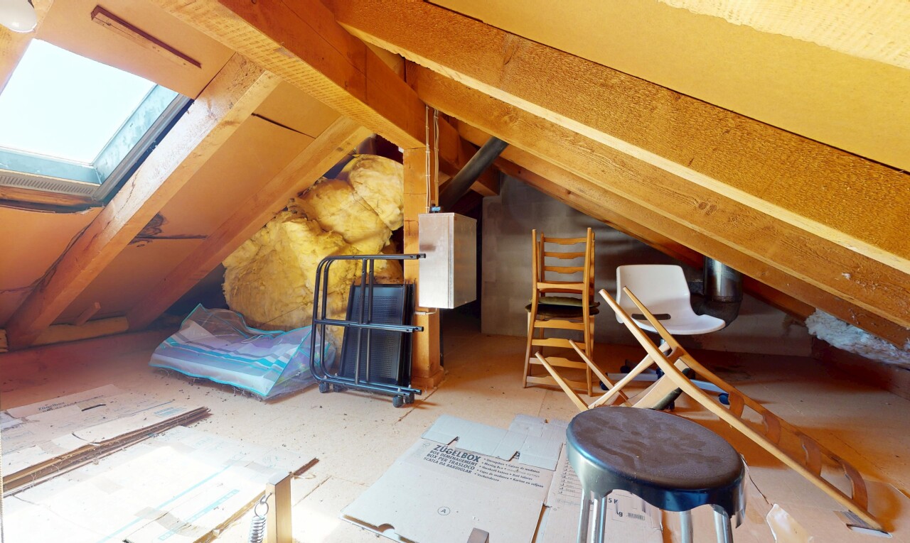 fitnessstudio mit dachschräge, vaulted ceiling, niedrige decke, low ceiling, und inside property