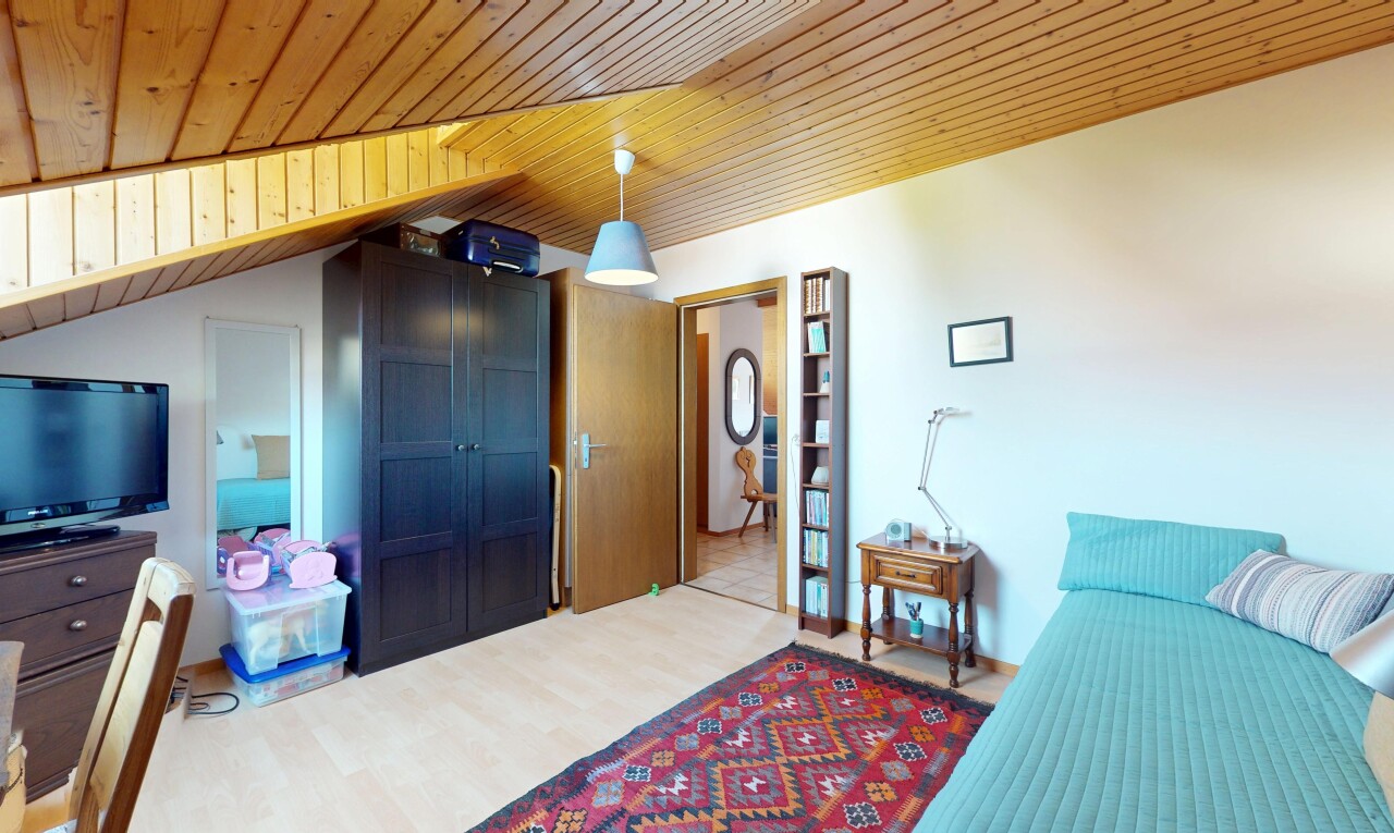 zimmer / schlafzimmer mit fernseher, holzdecke, wood ceiling, gipskartonwand, und dachschräge