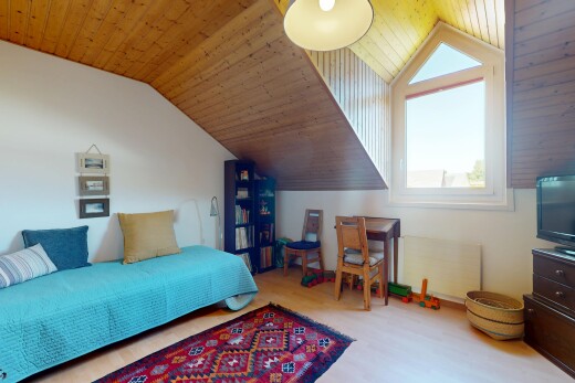 zimmer / schlafzimmer mit fernseher, natürliches licht, natural light, dachschräge, und vaulted ceiling
