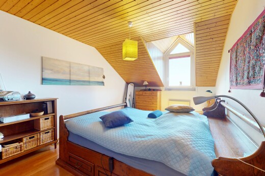 zimmer / schlafzimmer mit natural light, natürliches licht, wood finish floor, holzfußboden, und inside property