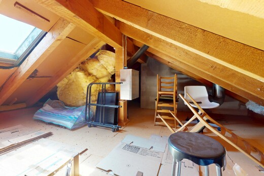 gym avec plafond voûté, vaulted ceiling, plafond bas, low ceiling, et inside property