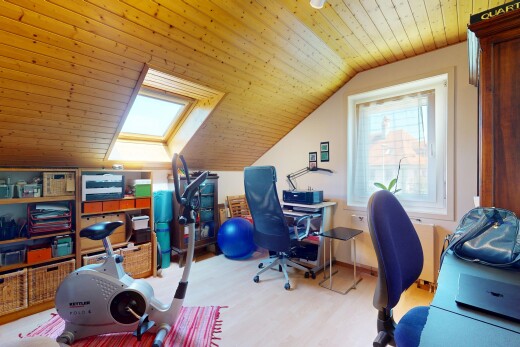 bureau avec pièce supplémentaire, vaulted ceiling, plafond voûté, inside property, et low ceiling