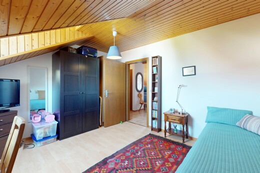 chambre avec télévision, plafond en bois, wood ceiling, cloison sèche, et plafond voûté