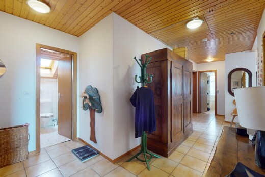 couloir avec sol en carrelage, tile floor, inside property, cloison sèche, et drywall