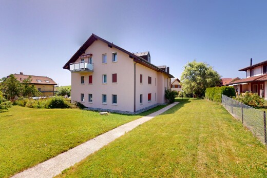 außenansicht mit zaun, rasen, stuckverkleidung, day time, und property visible