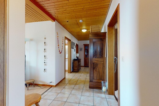halle / korridor mit wood ceiling, holzdecke, inside property, drywall, und gipskartonwand