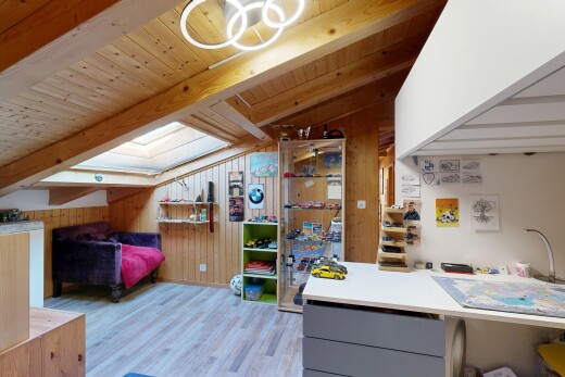 zimmer / schlafzimmer mit vaulted ceiling, dachschräge, beamed ceiling, balkendecke, und wood finish floor