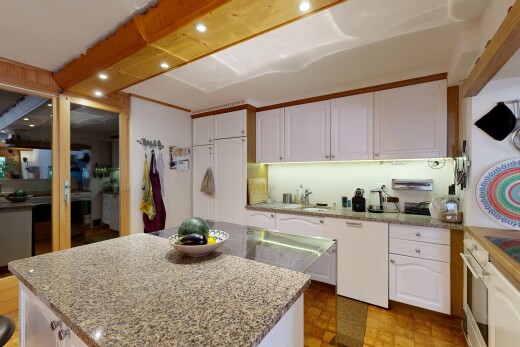 küche mit arched cabinets, bogenförmige schränke, white cabinets, weiße schränke, und stone countertops