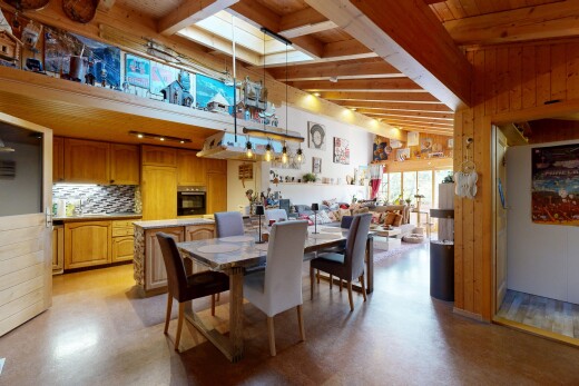 esszimmer mit high end ceiling, beamed ceiling, balkendecke, vaulted ceiling, und dachschräge