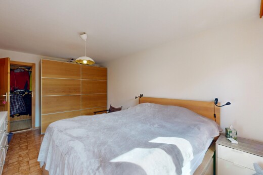zimmer / schlafzimmer mit drywall, gipskartonwand, inside property, kleiderschrank, und pendelleuchte