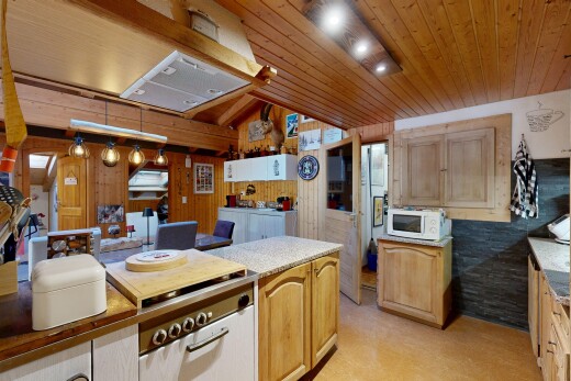 küche mit dunstabzugshaube, wood ceiling, holzdecke, raised cabinets, und hochgezogene schränke
