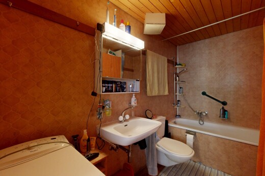 bad mit toilette, spiegel, kombiniertes bad / dusche, komplettes badezimmer, und holzdecke