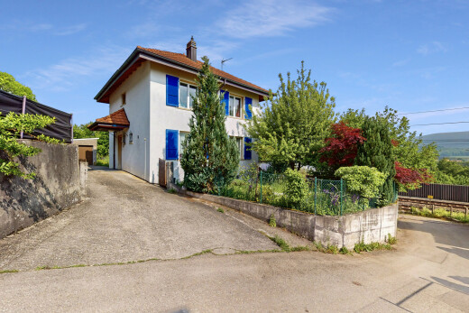 außenansicht mit property visible, zaun, day time, stuckverkleidung, und schornstein