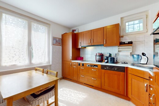 küche mit natürliches licht, natural light, mittelbraune schränke, inside property, und schranktüren mit vertiefter mittelplatte