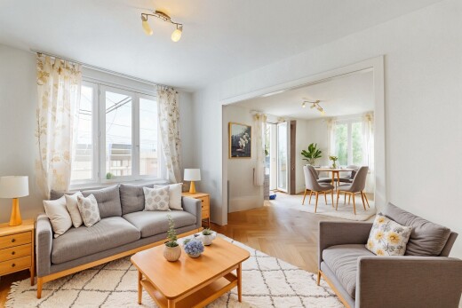 wohn- / esszimmer mit parquet floor, natürliches licht, natural light, gipskartonwand, und drywall