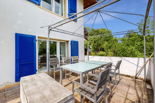 terrasse mit essbereich im freien, zaun, terrasse, und day time