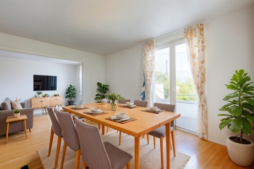 esszimmer mit fernseher, inside property, wood finish floor, holzfußboden, und natural light