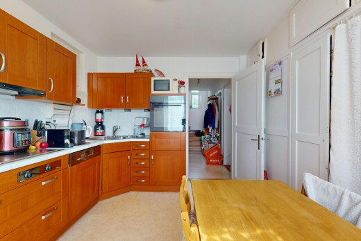 küche mit ofen, inside property, schranktüren mit vertiefter mittelplatte, mikrowelle, und mittelbraune schränke