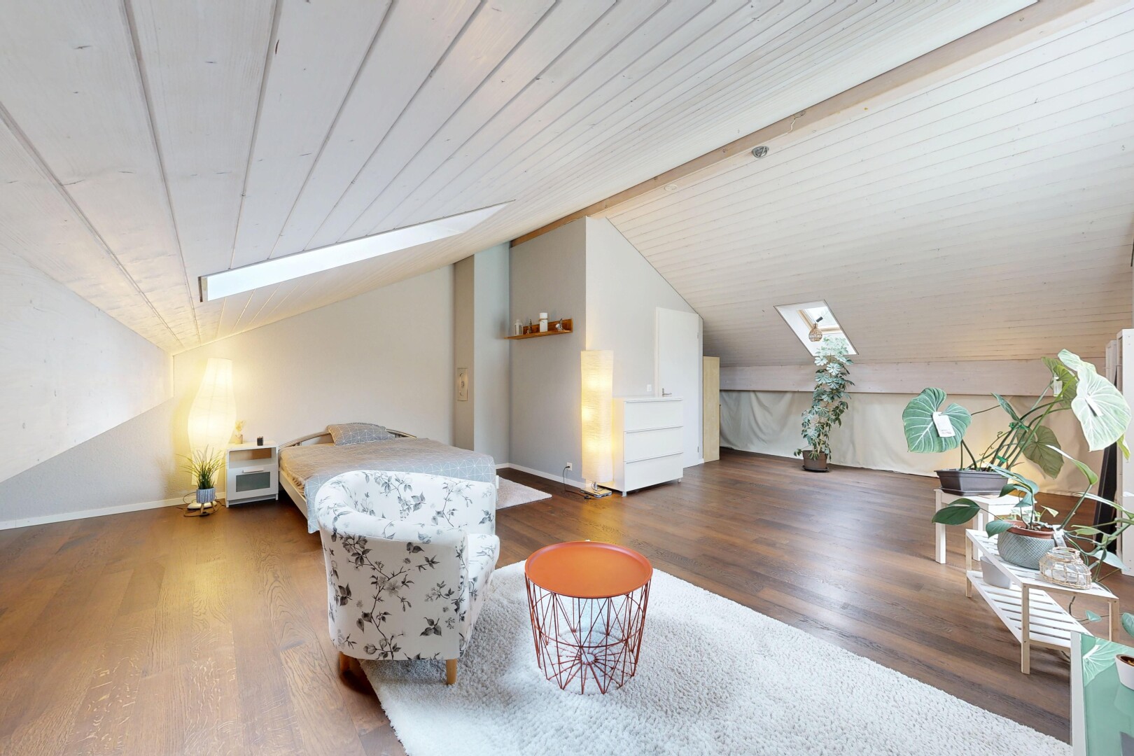 chambre avec puits de lumière, wood finish floor, sol en finition bois, low ceiling, et plafond bas