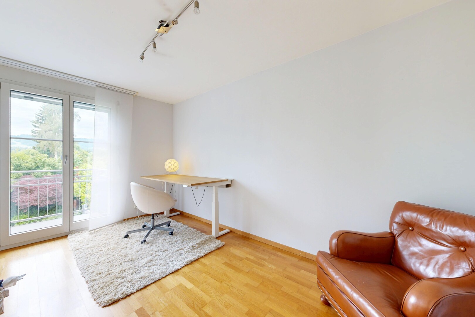 salon avec éclairage sur rail, track lighting, sol en finition bois, wood finish floor, et cloison sèche