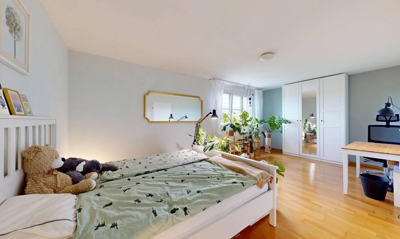 chambre avec drywall, cloison sèche, inside property, wood finish floor, et sol en finition bois