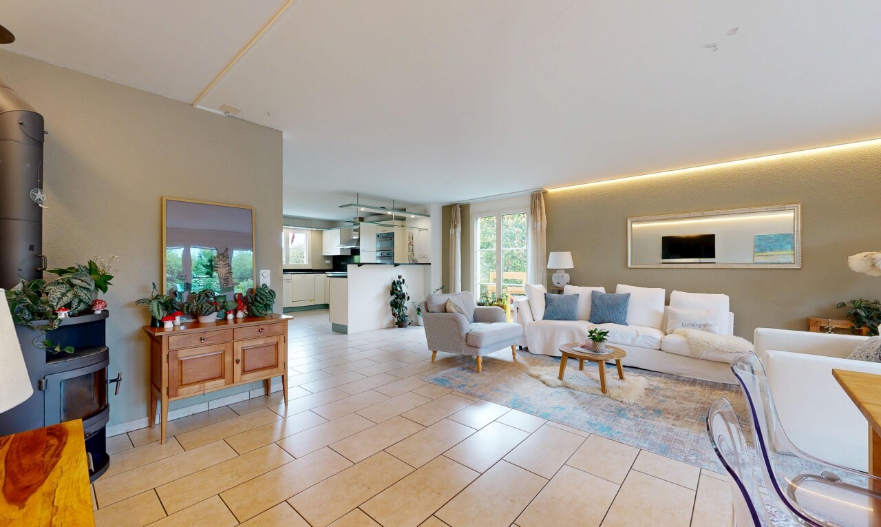 salon avec drywall, cloison sèche, inside property, natural light, et lumière naturelle