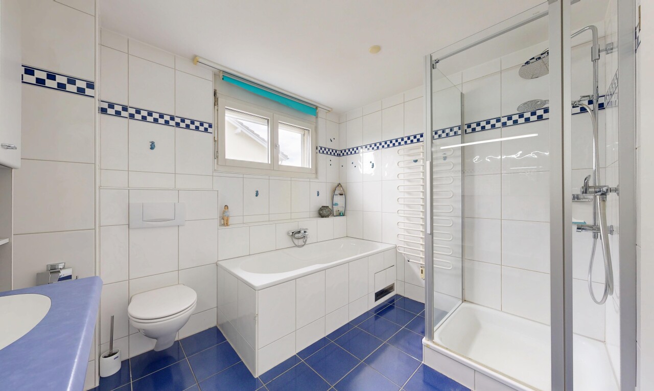 salle de bains avec douche, bain, salle de bain complète, dark floor, et tile wall