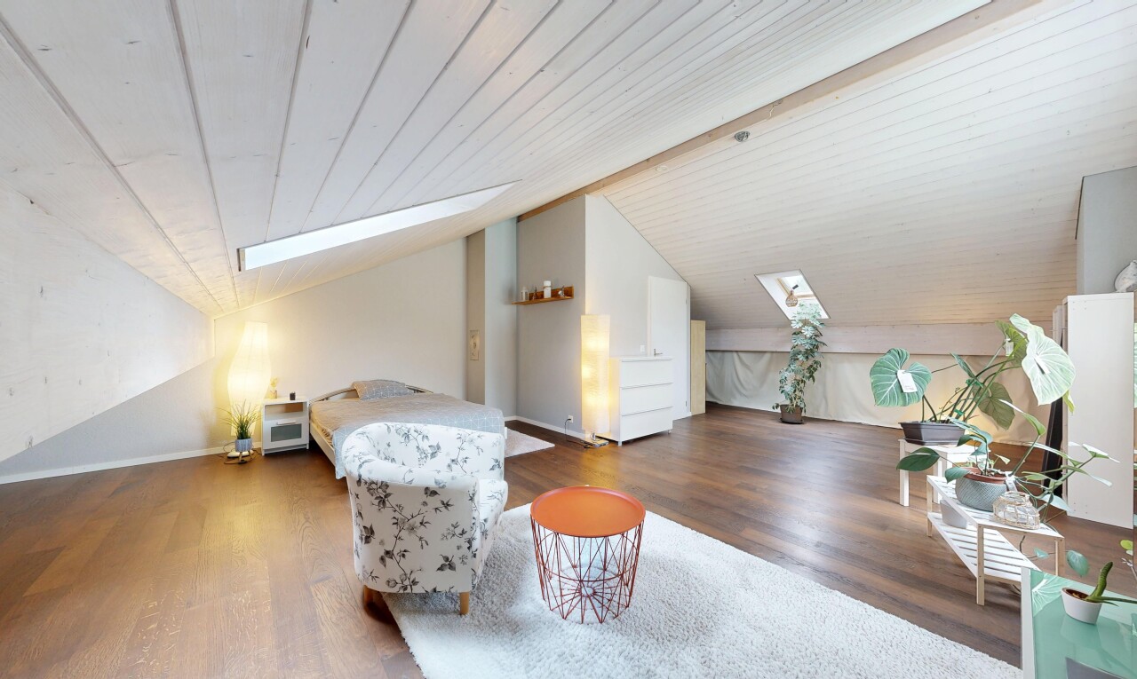 chambre avec puits de lumière, wood finish floor, sol en finition bois, low ceiling, et plafond bas