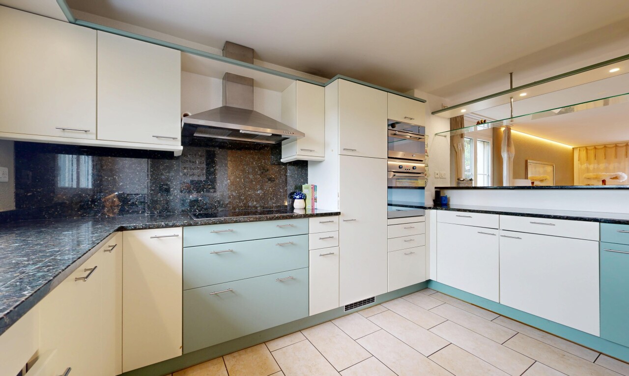 cuisine avec plans de travail, dark countertops, backsplash, dosseret, et light floor