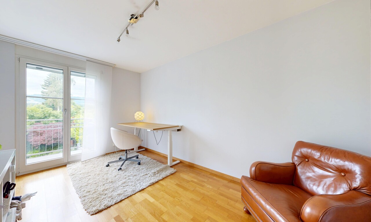 salon avec éclairage sur rail, track lighting, sol en finition bois, wood finish floor, et cloison sèche