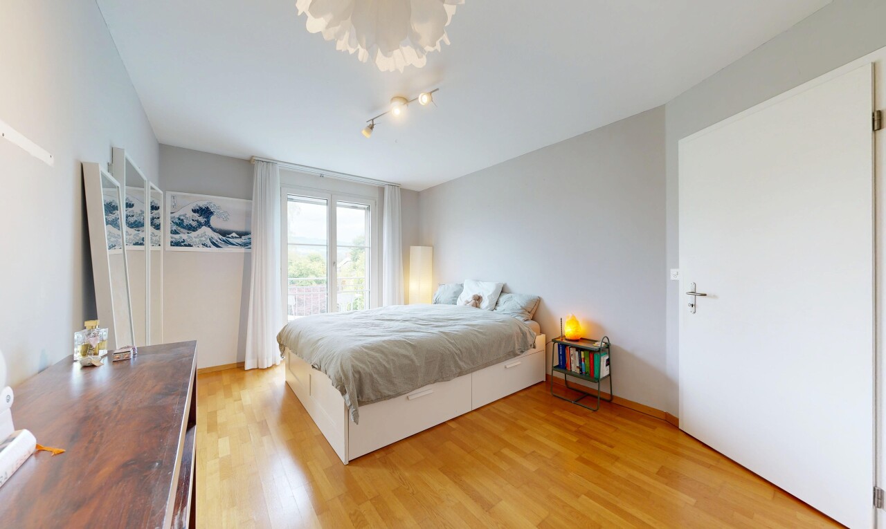 chambre avec inside property, drywall, cloison sèche, wood finish floor, et sol en finition bois